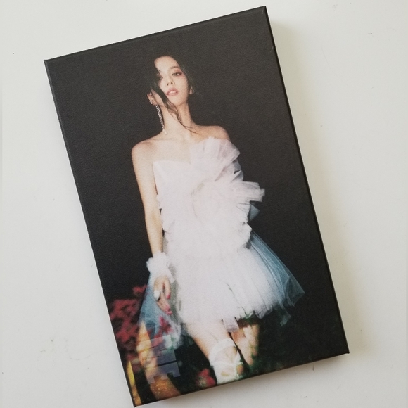 Jisoo's 1st Single Album, "ME" (Black Photobook vers) - Picture 2 of 16